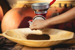 A importância da moagem correta: como o tamanho dos grãos influencia o sabor do café