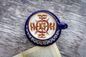 Guia completo de como fazer cappuccino perfeito em casa com diferentes máquinas de café