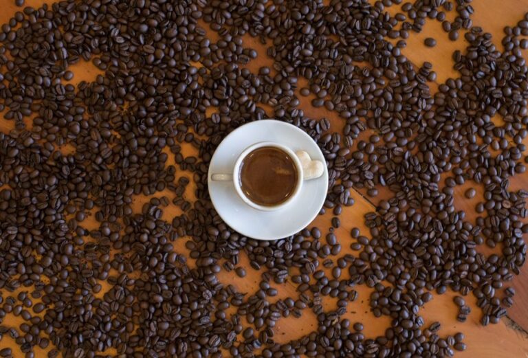 Os 5 melhores grãos de café para preparar um espresso encorpado em casa