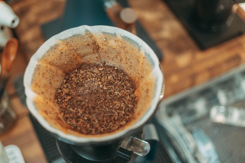 Como escolher a torra e a origem do café para V60, AeroPress e espresso: perfis sensoriais, moagens e proporções recomendadas