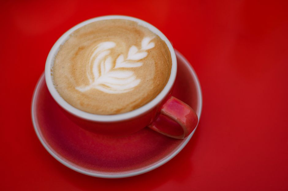 Como fazer cappuccino cremoso em casa (sem máquina): medidas exatas, ponto do leite e espumação usando prensa francesa
