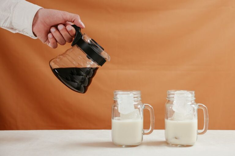 Como fazer cold brew concentrado em casa: proporção 1:4, moagem grossa, tempo de infusão e diluições perfeitas