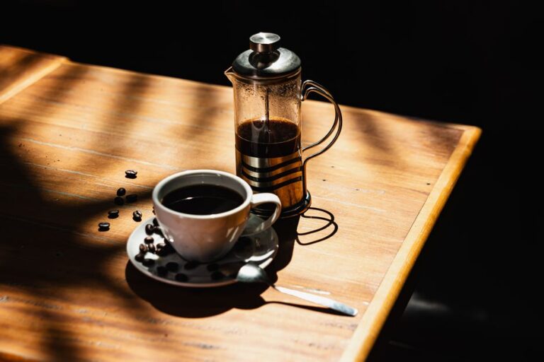 Os melhores moedores manuais custo-benefício no Brasil para espresso e coado: precisão de moagem, retenção e peças de reposição